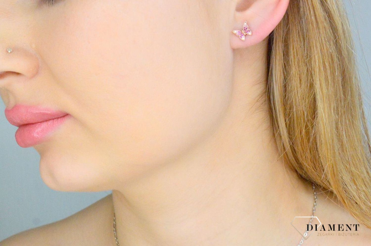 Kolczyki damskie srebrne 925 Motylki Nomination rosegold 241104 040 z kolekcji Crysalis to kolczyki wkrętki wykonane ze srebra próby 925. Kolczyki zostały pokryte różowym złotem 22K (próba 916). Kolczyki w kształcie motylków.jpg